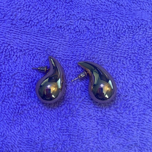 Elegant Gold Tone Teardrop Earrings - Picture 6 of 10